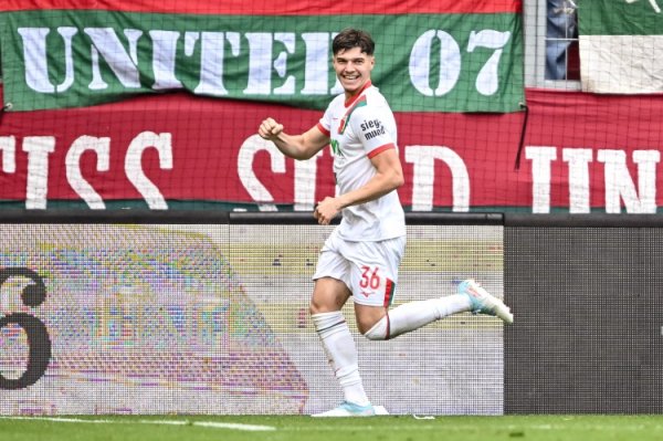 Reporter: Many Premier League and Bundesliga teams are interested in 20-year-old Augsburg midfielder Komul